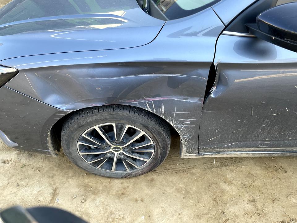 荣威i5 转弯被一个三轮车突然倒车撞了，报的保险，从车门和叶子板钣金喷漆后取回车以后，在路上开的时候能明显听到踩油门发动