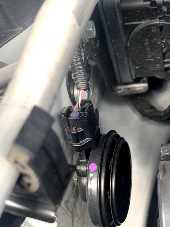 丰田C-HR 想给的CHR换个鸣笛喇叭。客服说要确认插孔是单插还是双插。今早去看了下发动机左侧有一个喇叭。把线拔