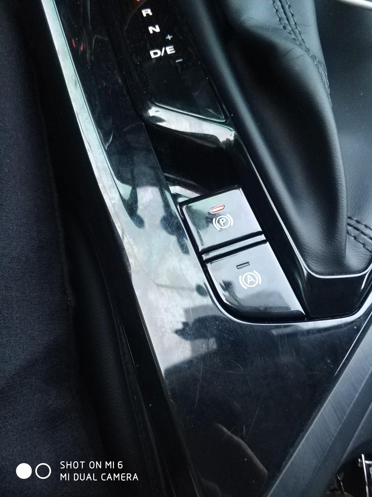 荣威i5的自动驻车如果手动开启会不会费油?如果关闭后在半坡停车会不会自动开启?