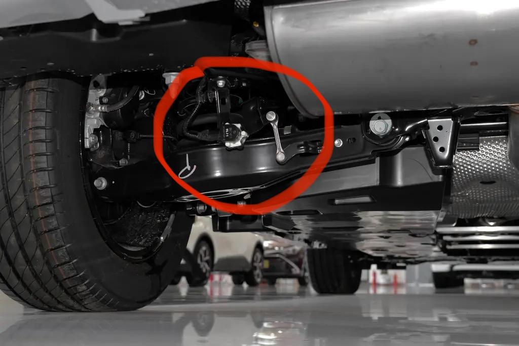 丰田C-HR 有人知道左后轮悬挂上这个是什么装置吗？21款被去掉了，昨天去贴膜看到20款有这个东西。