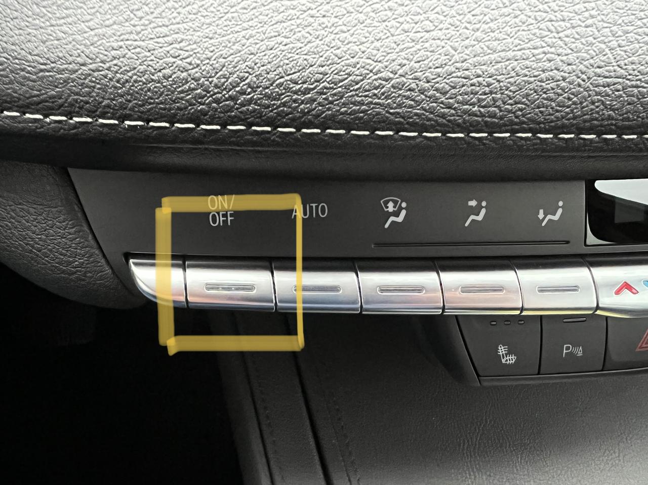 凯迪拉克XT4 大家车的空调按键开关里面有两个黑色的点嘛，这段时间才发现（放大看）