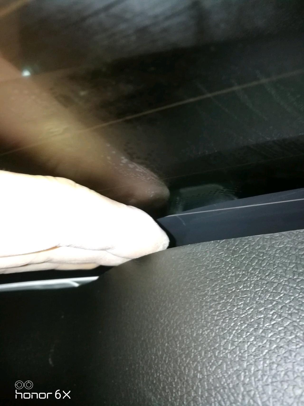 捷途X70 车友们，你们的后备箱内饰板与后挡风玻璃的缝隙大不大？都能伸下手指了