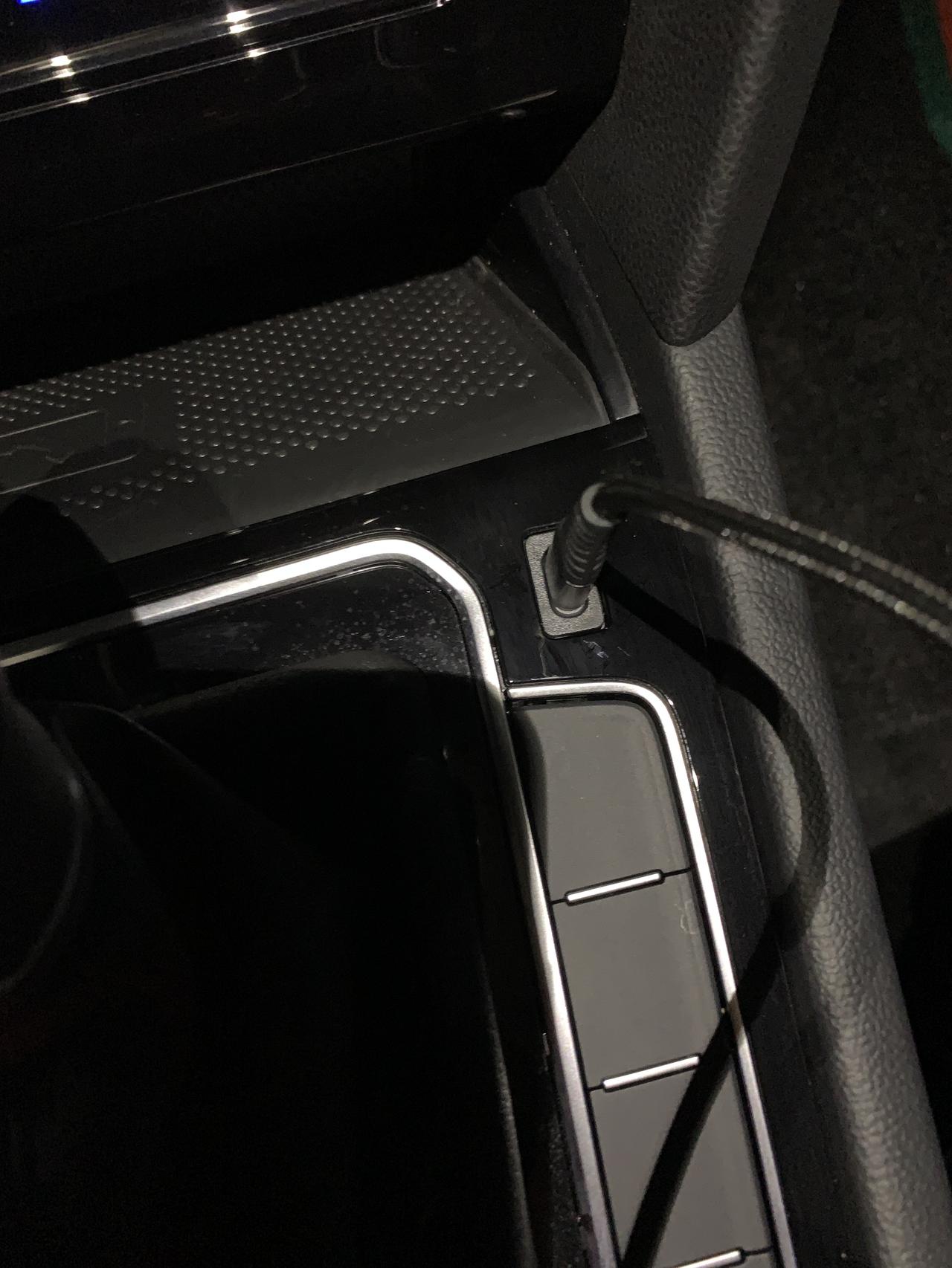 迈腾豪华2020款330前排的充电口，还有无线充电加手扶箱里面的充电口，都不能用没有电，但是后排的USB接口有电有没有人