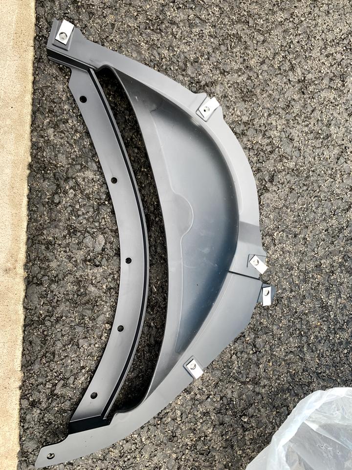 凯迪拉克CT5 这个导流板你们装了吗？ 提车时4s店没装上 有必要装吗？  还有个挡泥板。