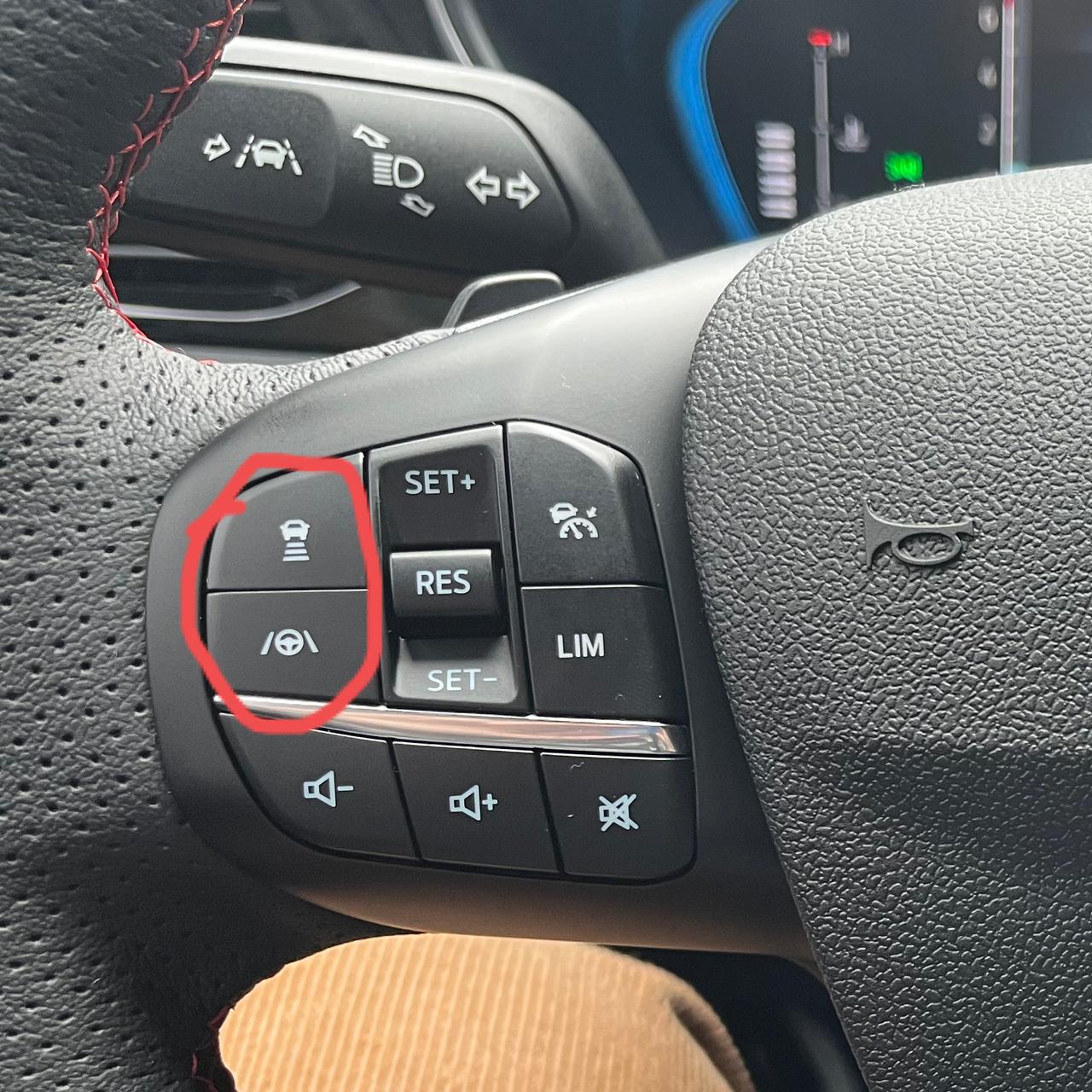 福特福克斯 有没有加科技包的老哥 请教下方向盘上 退出自适应巡航的cancel键 本来在左边，但是现在被车距和车道保持键