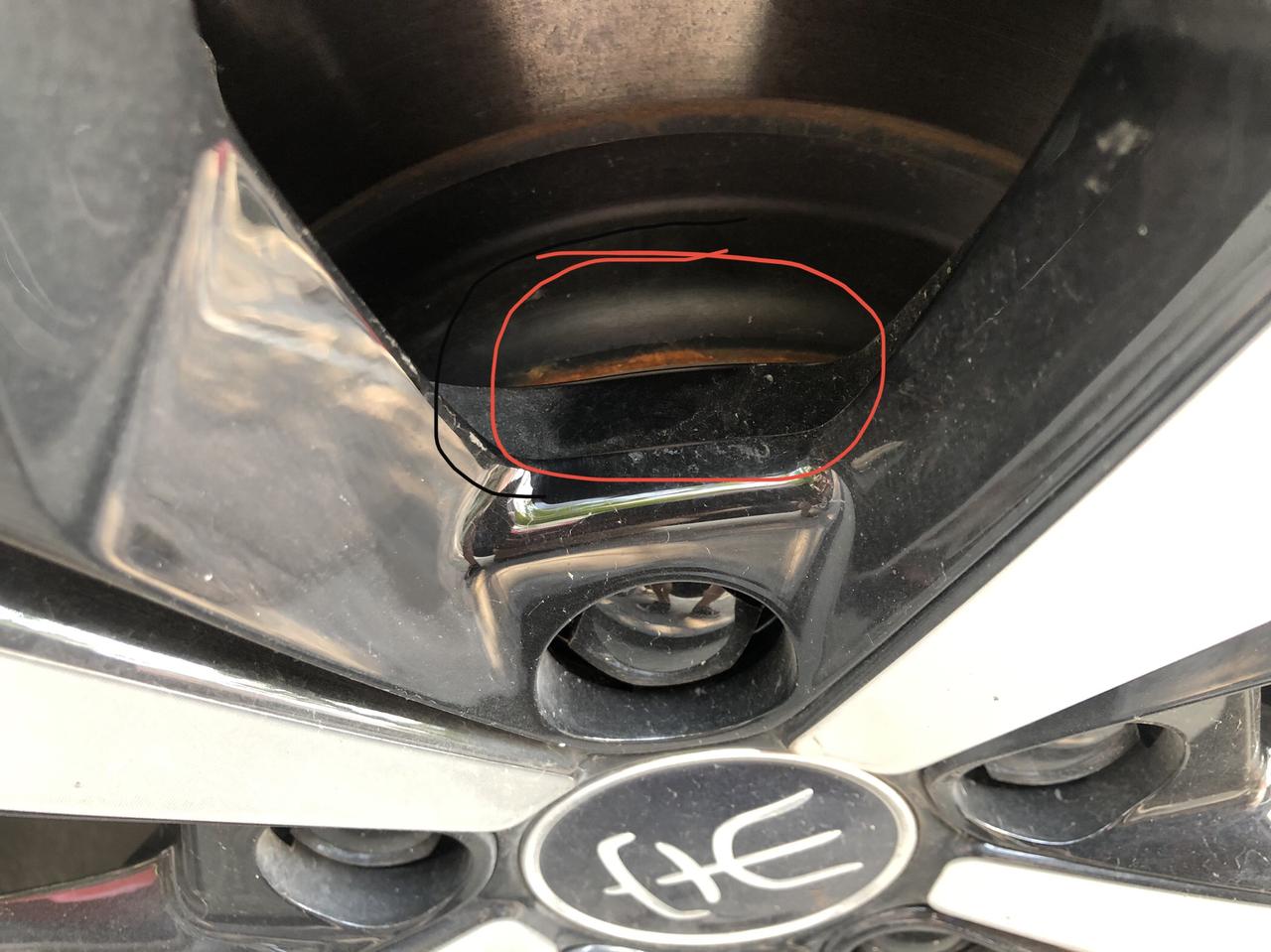 比亚迪宋PLUS EV 不懂就问提车2个月，两个后轮如图位置开始生锈（不是刹车盘），前轮一点问题都没有。车友们，你们的后