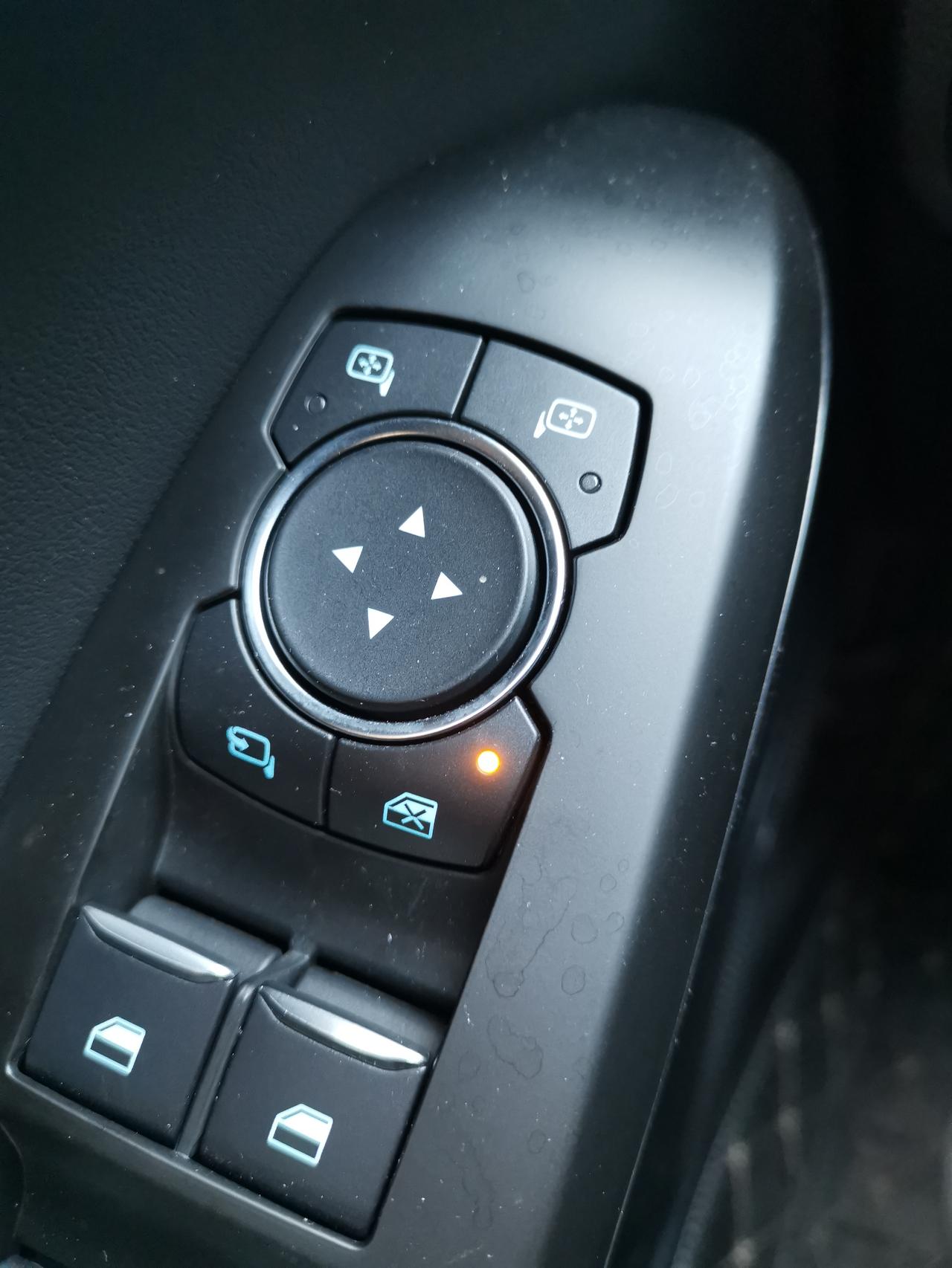 福特福克斯 亮灯这个按键是除主驾外其他位置的车窗不能落下吗   我试了一下  好像不是啊