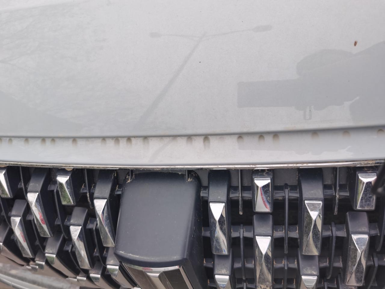 魏牌摩卡 ，下发动机舱盖和车身间总会出现这种脏痕迹，是灰尘？还是积碳？不太懂，下