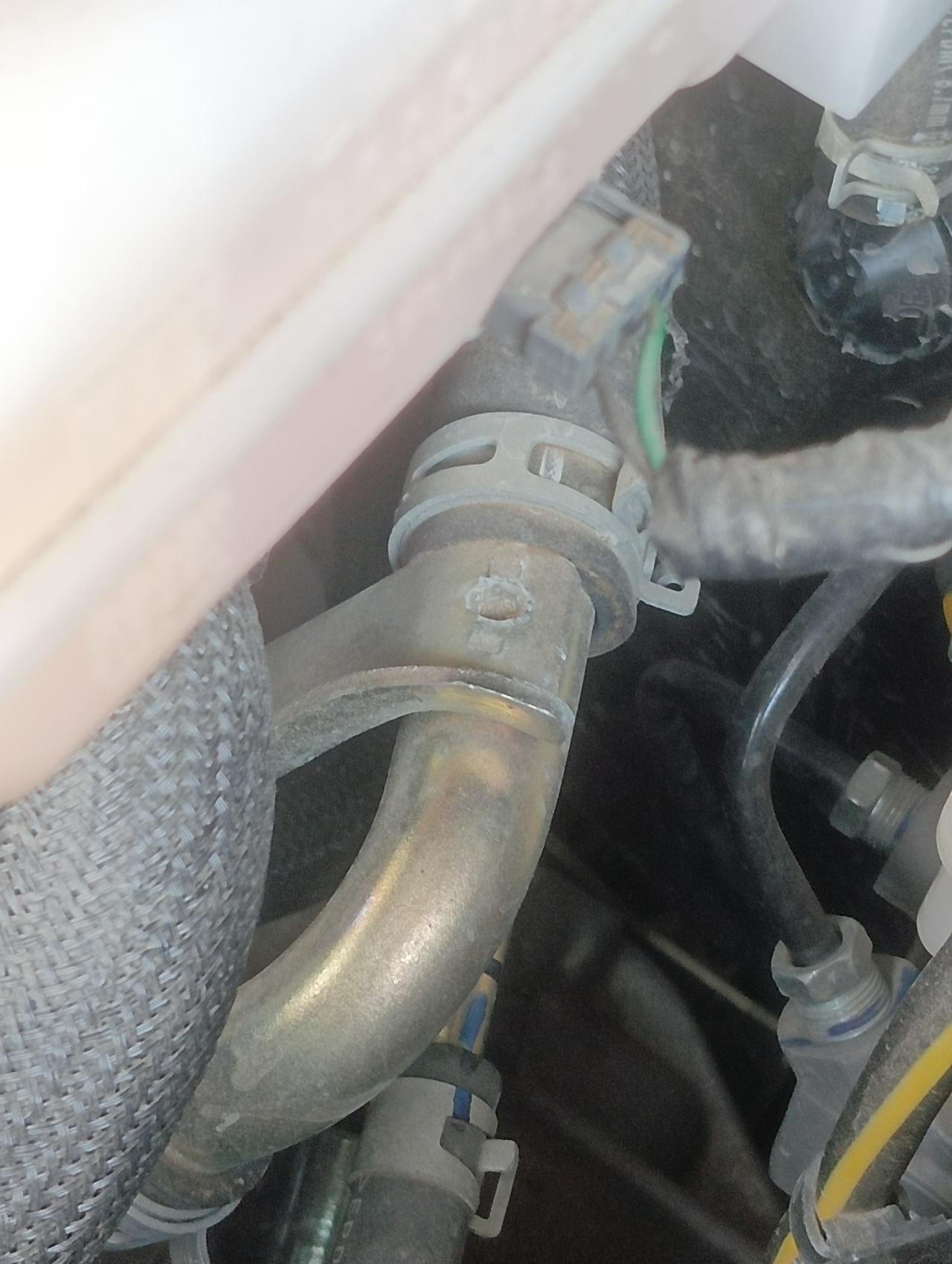 日产逍客 ，检查的时候突然发现发动机机舱内部、刹车油壶下方，这条铁管有一个小窟窿，像是缺少了一个螺丝