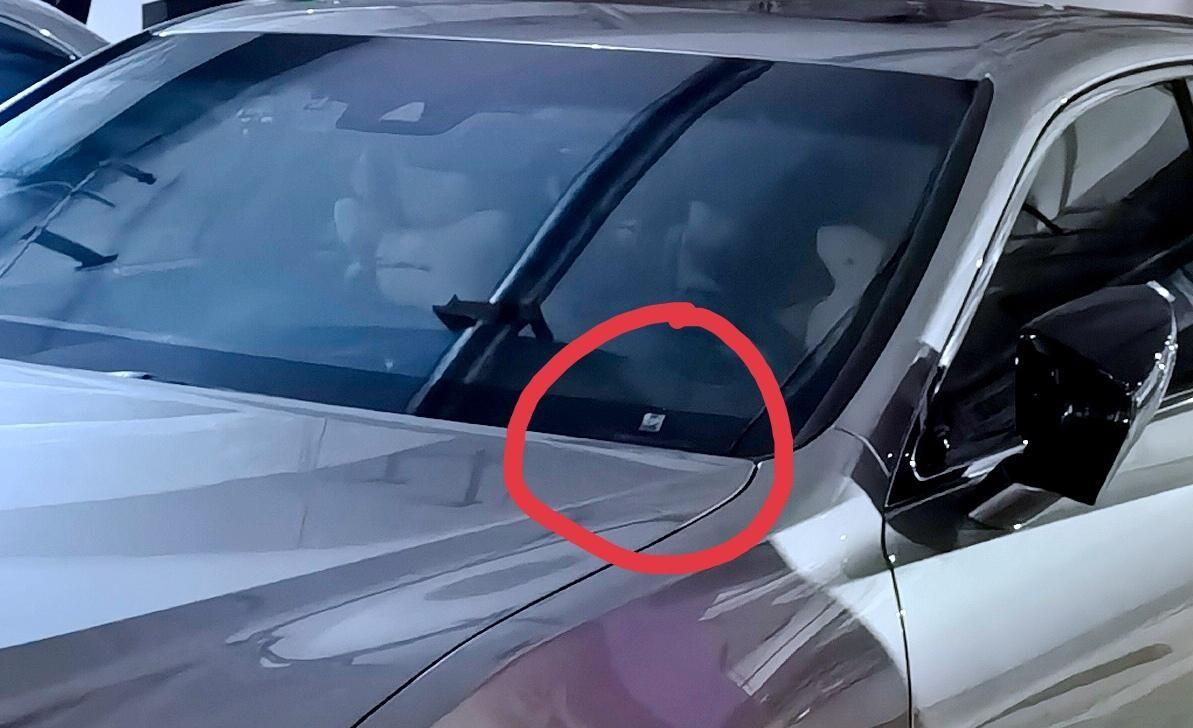 雷克萨斯ES 提车几个月才发现的前挡风玻璃前面左侧有一个被涂掉的、但是没完全扣掉的二维码标签，留意了其他车好像都没