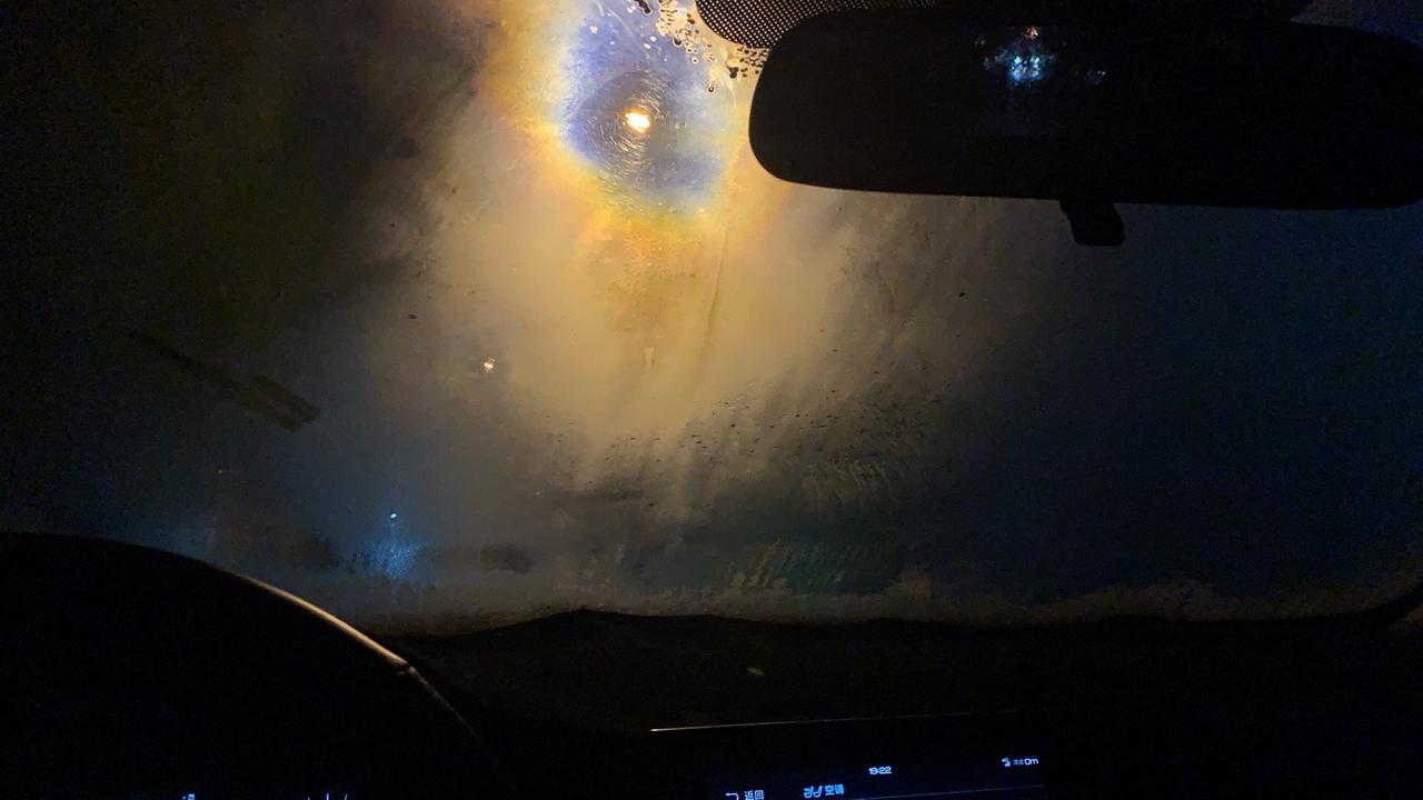 比亚迪秦EV 下雨车玻璃雾气很大 开了玻璃除雾空调 雾气一开始是吹掉了 后来玻璃雾气怎么越来越大了 整个车窗玻璃都