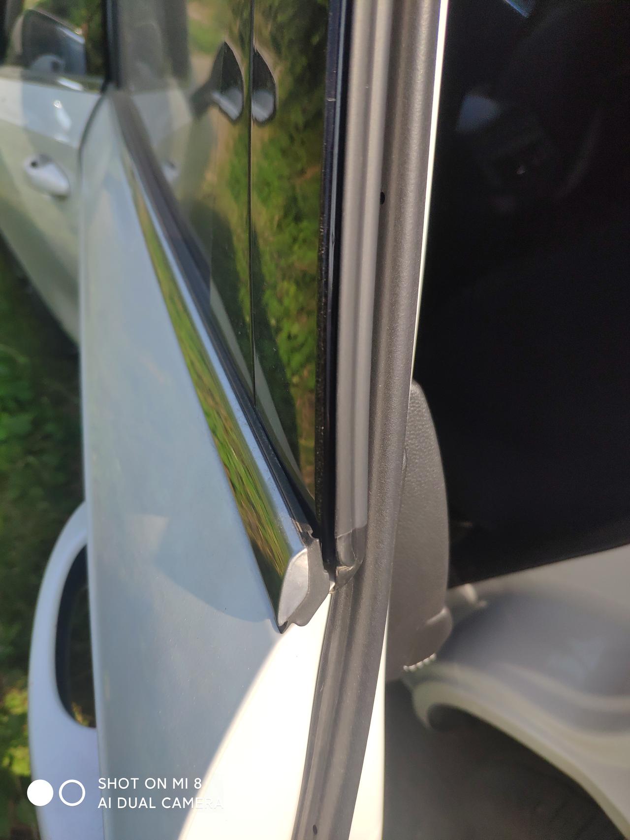 弗H6 三代h6Max行驶7000公里，偶然发现左后门车窗下方镀铬条张开了，相对右边没有开。而且上方的镀铬条和三角窗那