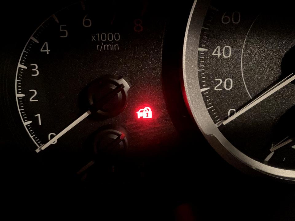 丰田雷凌 求助各位车主，熄火后关锁仪表盘显示这个图标一直跳，是怎么回事？？？