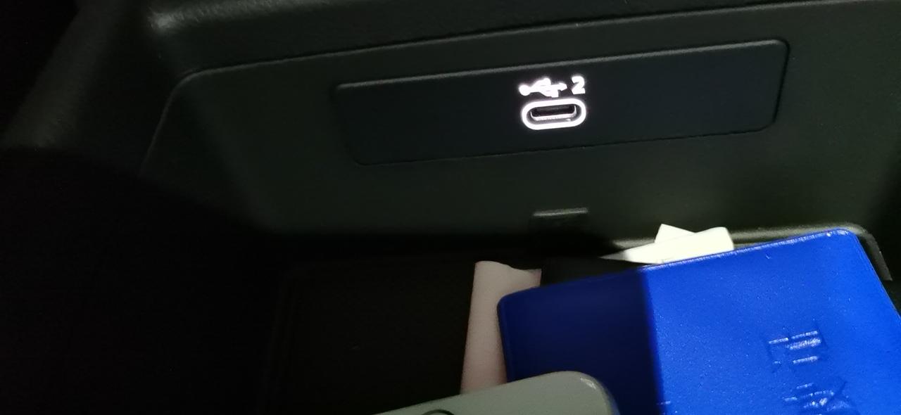 奥迪A4L ，20款a4l连车机USB接口只有中控那个吗？扶手箱的不知道怎么用，中控下面的连手机，U盘就连不