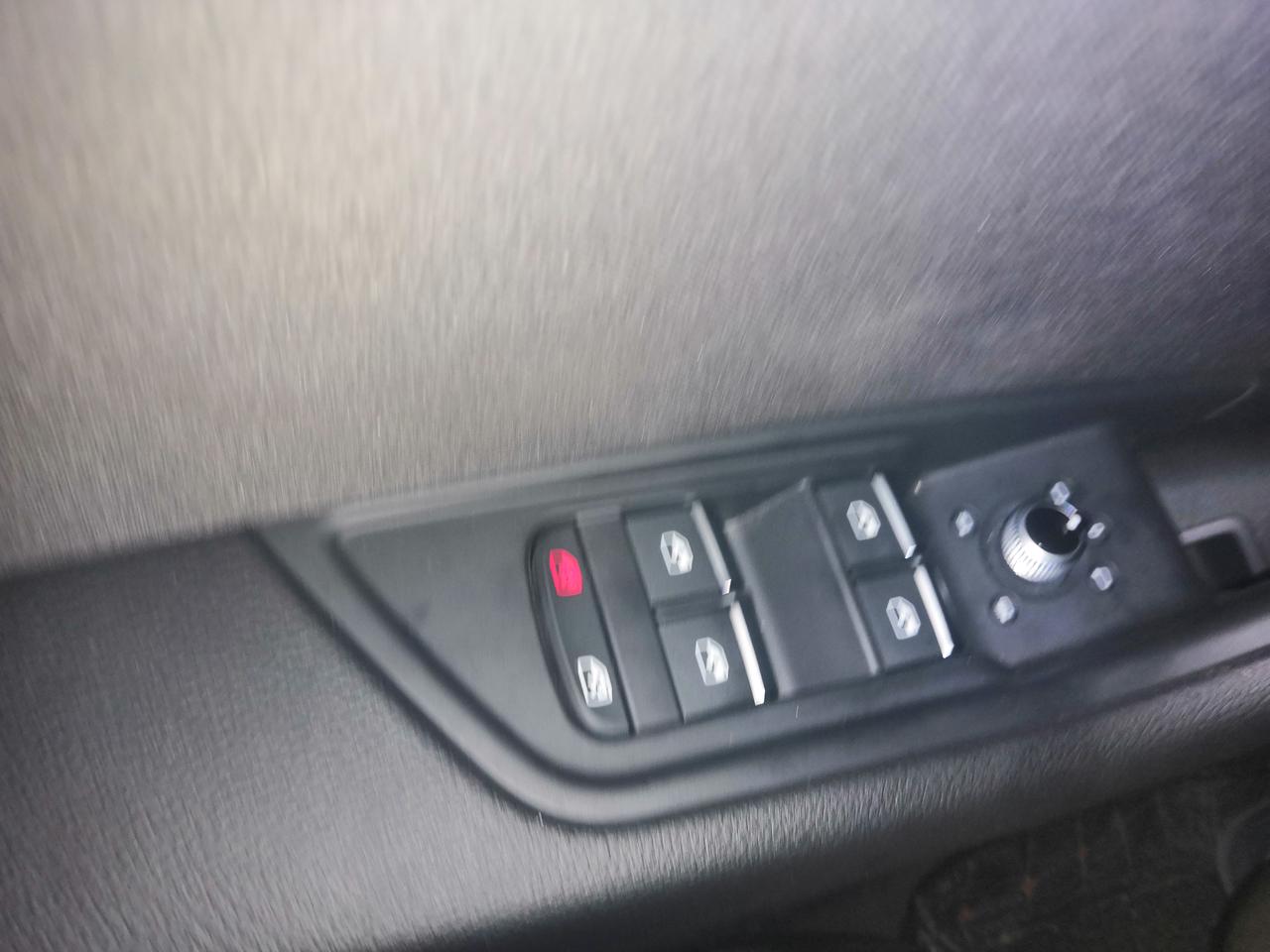 奥迪A4L 下车门亮的红色按钮是啥意思