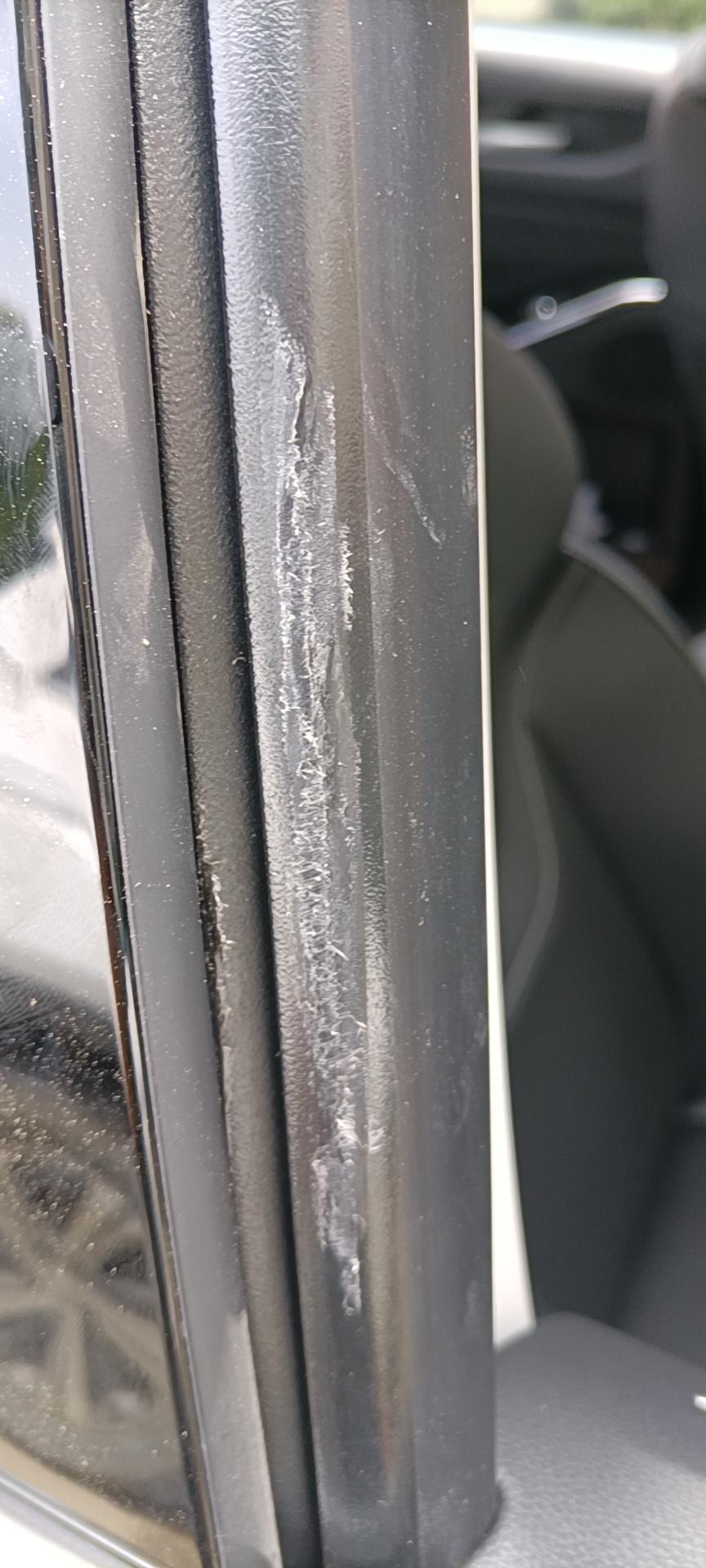 有哈弗H6车主知道这是什么原因造成的吗？贴完车膜今天开窗发现有磨损