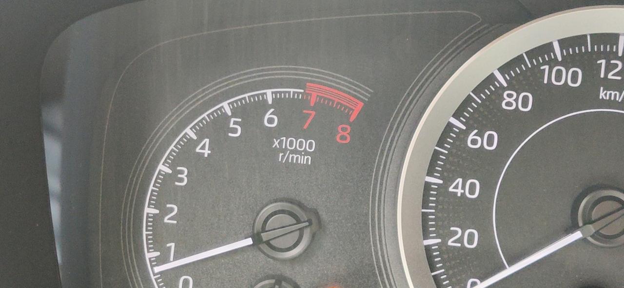 丰田锋兰达 ，车子大概五千公里的时候这个指示灯会不会自动亮起来