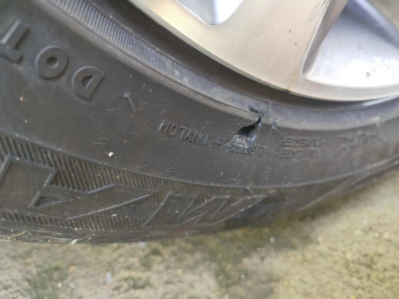 雪佛兰科鲁泽 侧面刮了一个小坑没有漏气也没用漏保护线需要换轮胎吗