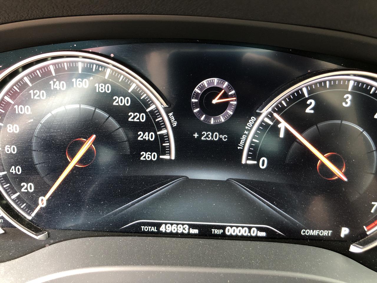 宝马X3 2019年5月国产x3，5万公里，着车，开空调，D挡踩刹车状态下，发动机舱有呼噜呼噜的声音，关空调挂N挡后噪音