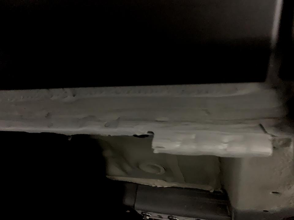 本田CR-V 刚提车，：底部横梁位置下面的密封胶和油漆涂的一团糟，很low的样子，是否正常