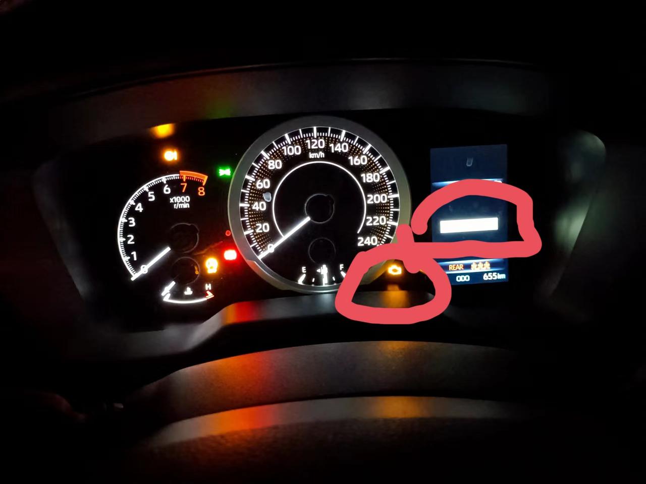 丰田锋兰达 上面白色框老是显示未做好驾驶准备，红色框发动机故障，哪位别人碰到过这是什么情况，本人新手