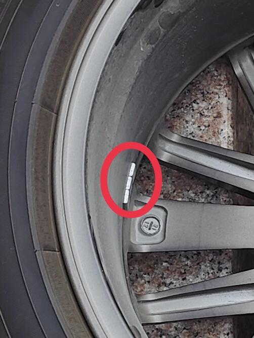 丰田凯美瑞 今天换备胎，轮胎上的这个两个东西是什么图一应该是动平衡吧，图二的那块是什么？