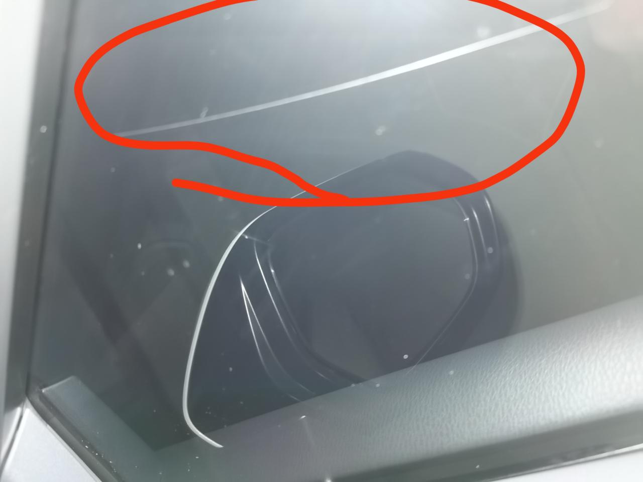 丰田凯美瑞 是是玻璃膜裂了还是玻璃裂了？21年12月30日提车，22年1月22日贴遮光膜。发现副驾驶车窗内里经光