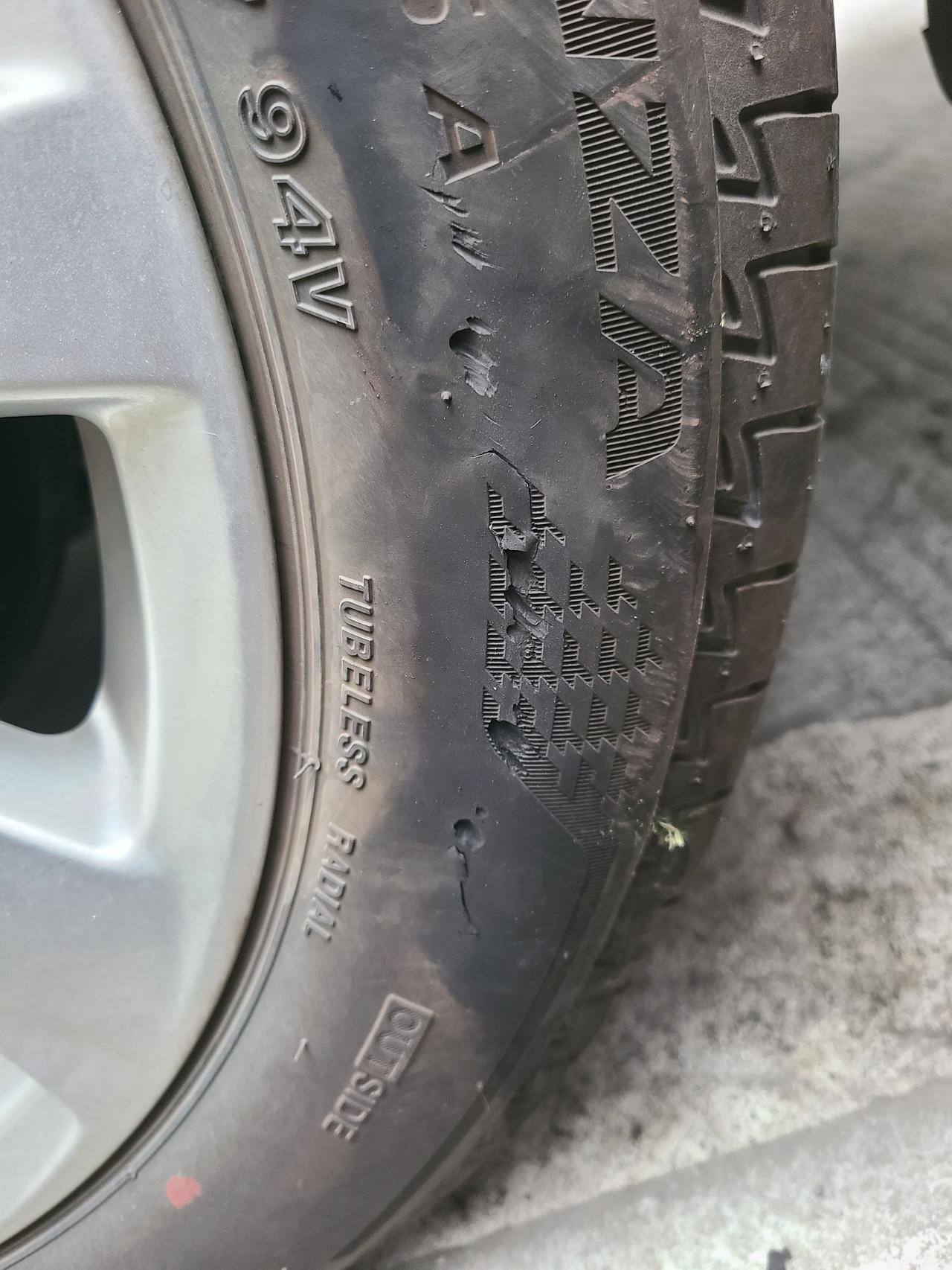 丰田凯美瑞 下车胎侧面刮了下，这种算严重不