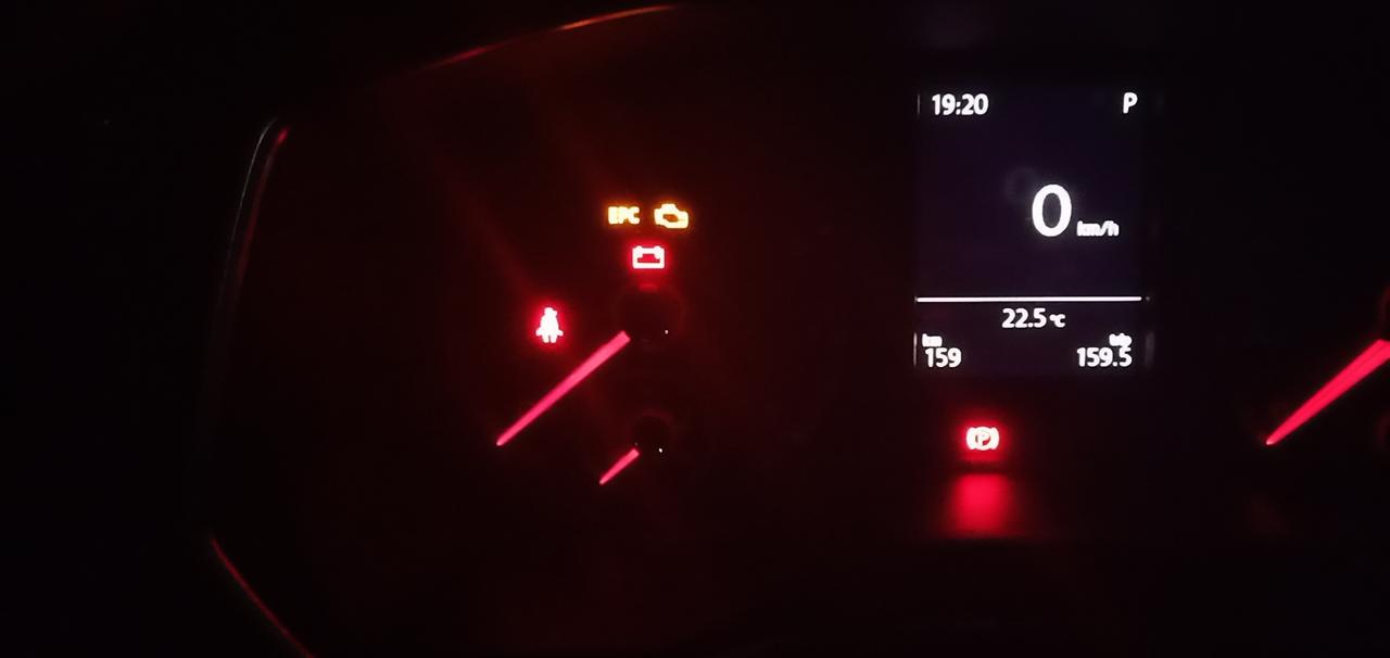 大众速腾 提车五天，上班忘了关示廓灯，亮了有十二个小时刚去关闭试了下但是能打着火，通电状态下会有红色的电池图标亮着