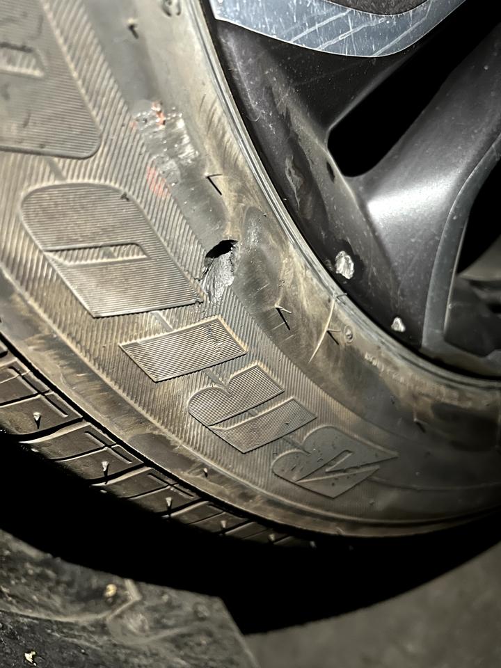 本田CR-V 剐蹭的马路牙了，这种轮胎肯定得换了，轮毂这种磕碰一块有大问题吗