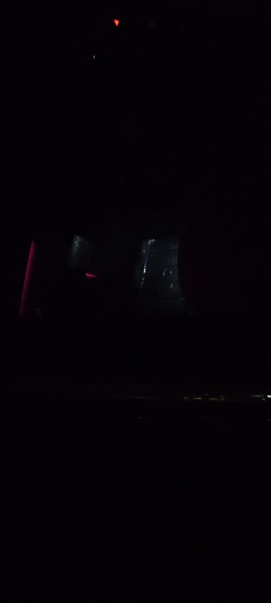 速腾锁车后氛围灯和中控下面（油门踏板上面）有个小灯亮是怎么回事