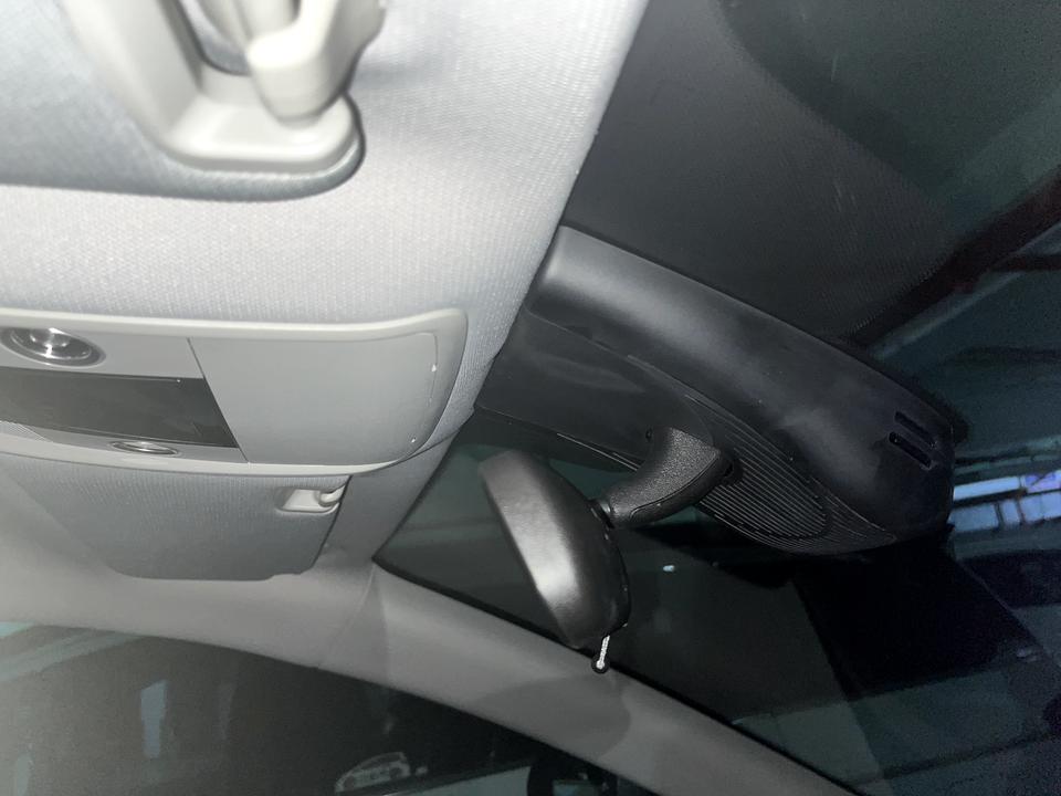 比亚迪元PLUS 准备在430低配版的元plus车上装一个行车记录仪，那个车内的后视镜盒子上其实有一个圆孔，还有插卡的地