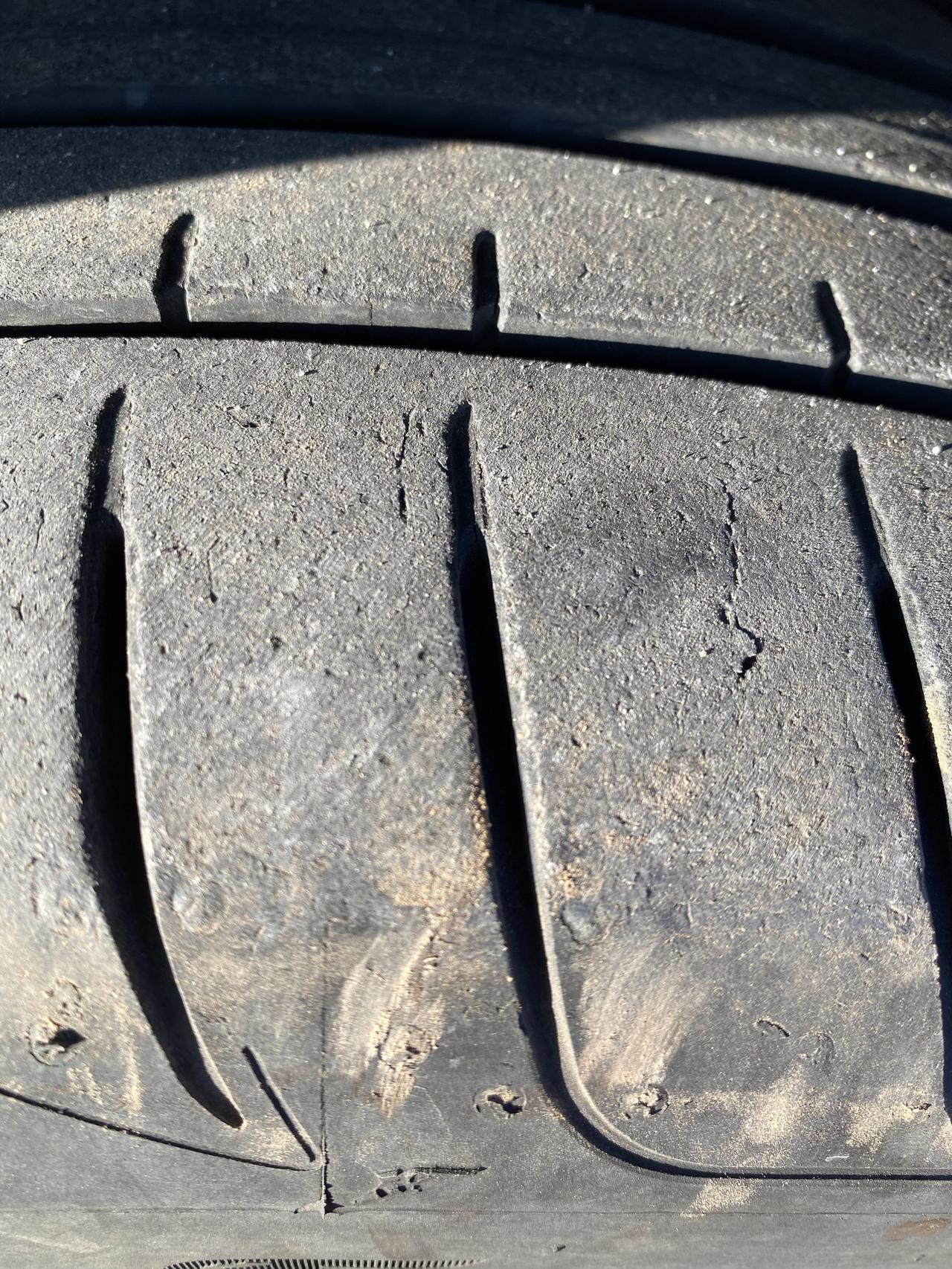 奥迪Q3 这两天看轮胎，发现有小裂纹了，这种情况下有必要换么，1年半，目前31000公里，车就放在露天环境。另外想问问米