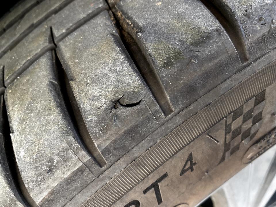 荣威eRX5（混动） 发现左前轮胎的边边上有个小口子，但没有漏气 胎压正常，问下车友们这个需要补胎吗还是直接换轮胎，应该