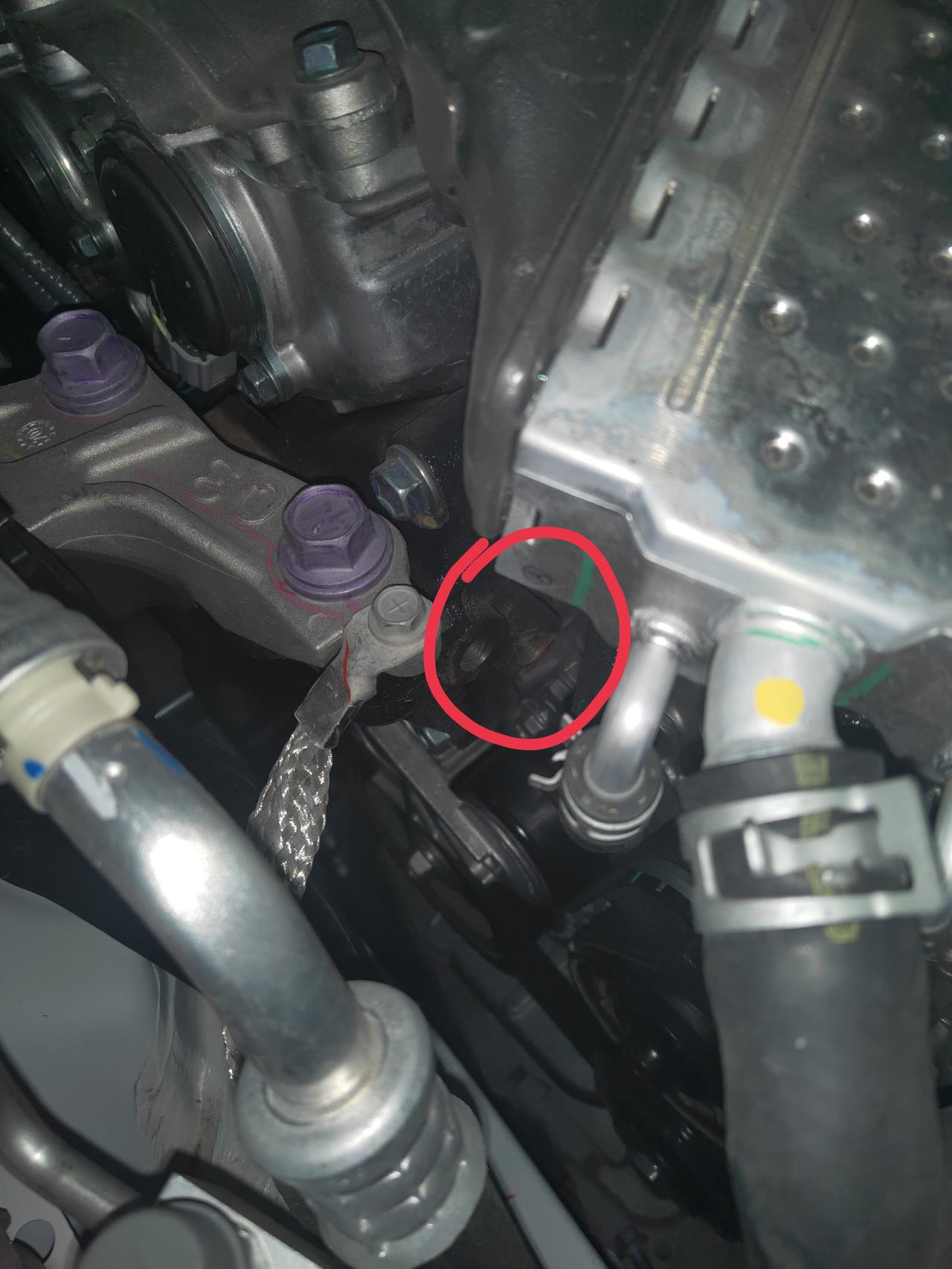 丰田卡罗拉 到发动机下面看见掉了一棵螺丝是这个位置的吗