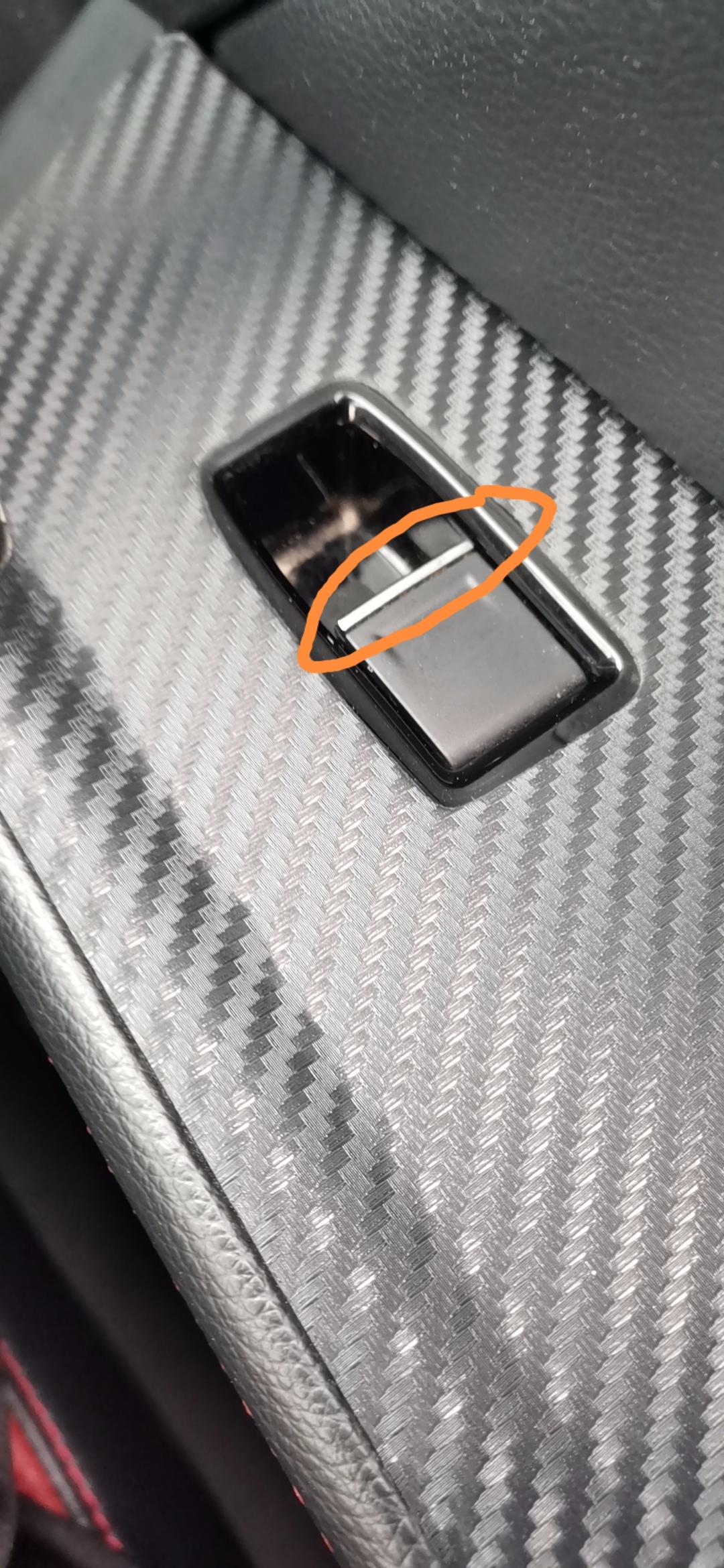 启辰T60 买车两年多了，左后门这个银色的亮条没了，里面劈了，能免费更换吗