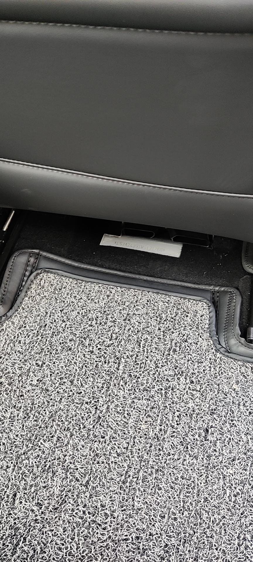荣威eRX5（混动） 朋友，副驾驶座椅下的车架号你们有东西挡起来吗？
