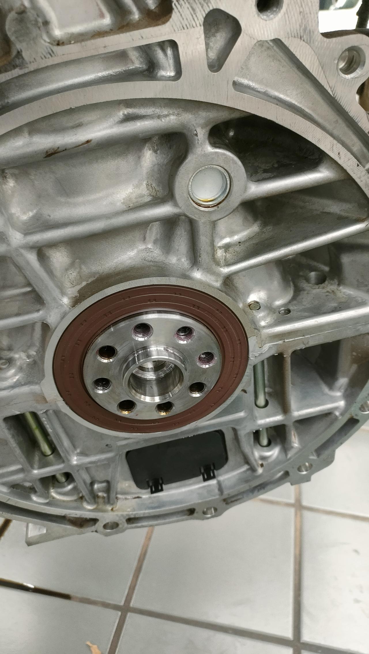 丰田卡罗拉 一年的车   发动机漏油   厂家三包只赔缸体