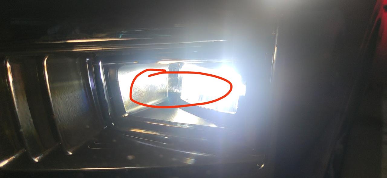 请问下各位蒙迪欧的车主你们的灯光开启后会有条白线吗，如图所示