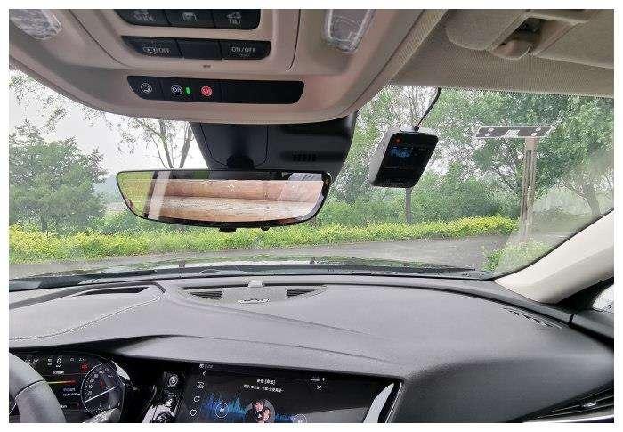 别克昂科威 车内后视镜右转弯挡住视线，能不能调高一点