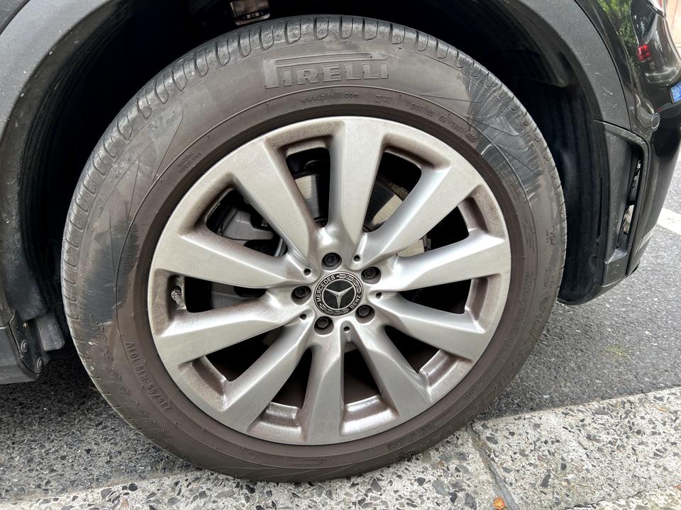 奔驰GLC轿跑 路边停车不小心蹭到轮胎，请问这样子有事吗？目测没有破裂和鼓包
