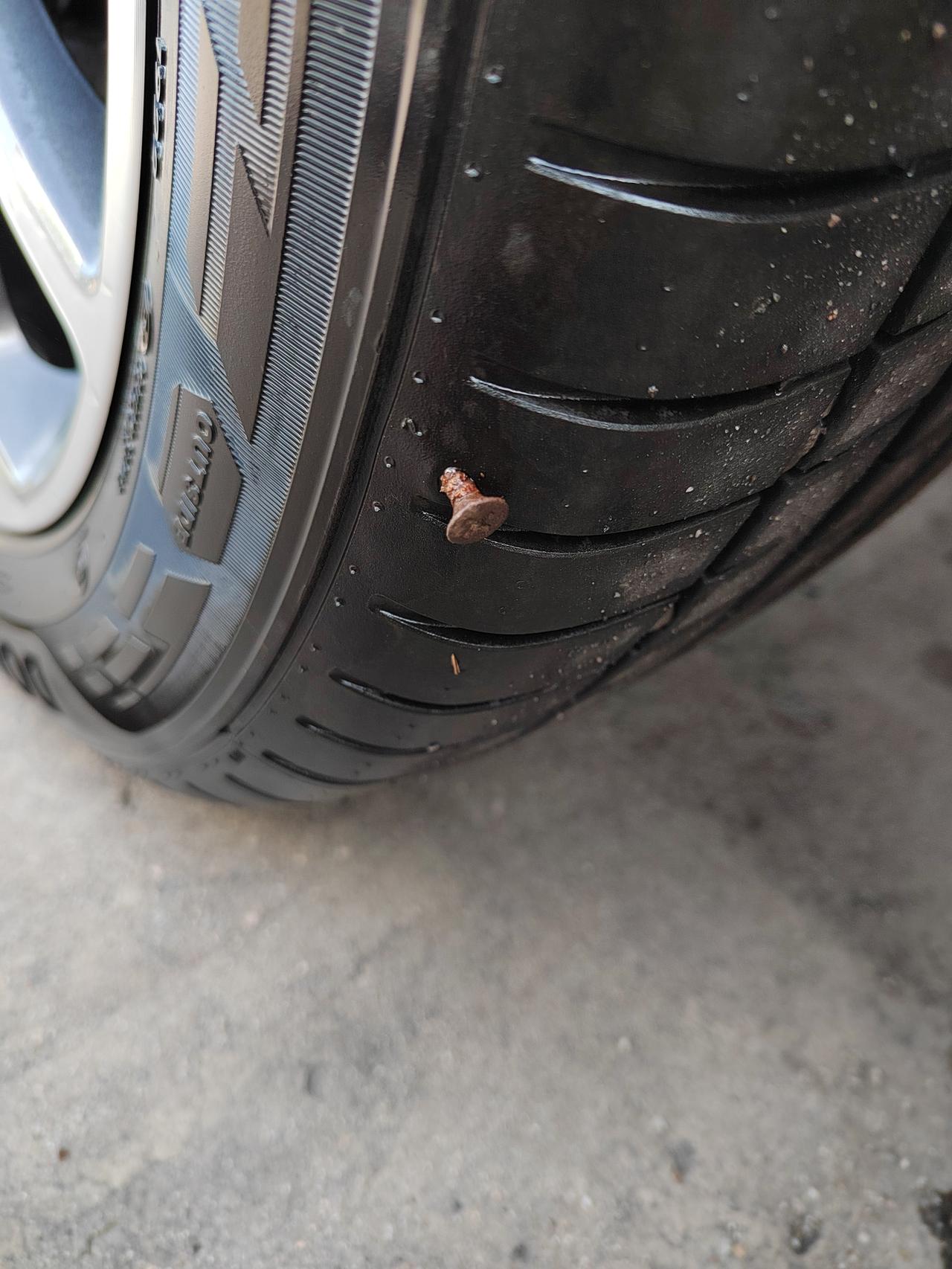 奇瑞艾瑞泽5 一个多月的新车，今天早上开门进去发现胎压报警，下来一看轮胎胎壁扎了一颗螺丝钉，问了问同事，都说这样的不能补