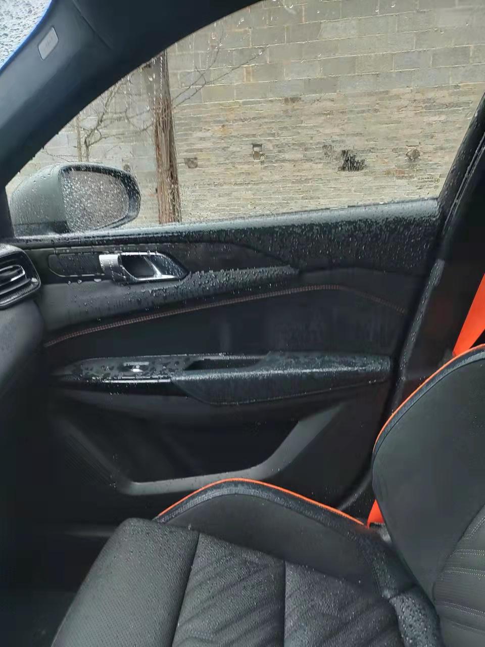 领克02 Hatchback 确实服了  一大早起来  四个车窗全部自动打开了淋了一晚上的雨  是质量问题嘛………