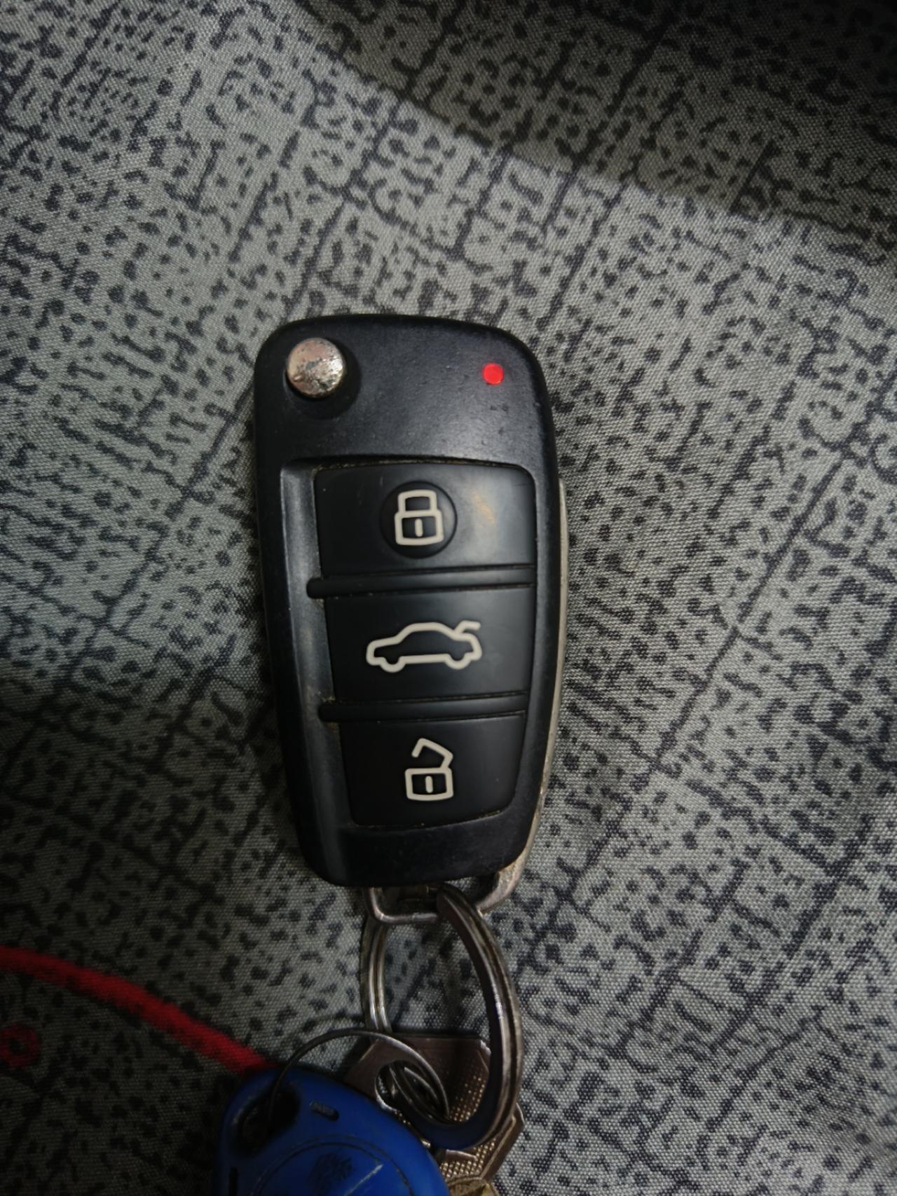 奇瑞艾瑞泽5 今天碰到了个问题车钥匙红灯一直亮着，拆了电池再装上去也是亮着现在按了车子一点反应也没有，是什么问题