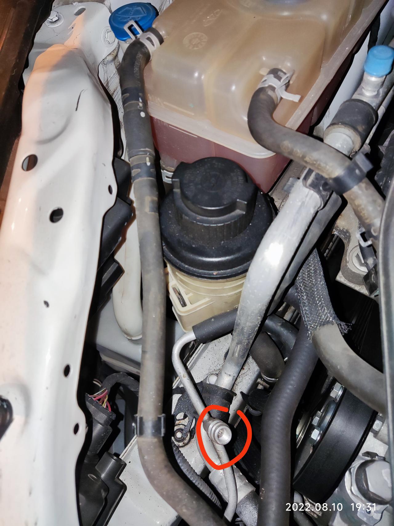 2017款艾瑞泽5 1.5T手动时尚，发动机舱 转向助力油壶旁边金属管路上这个是啥东西？