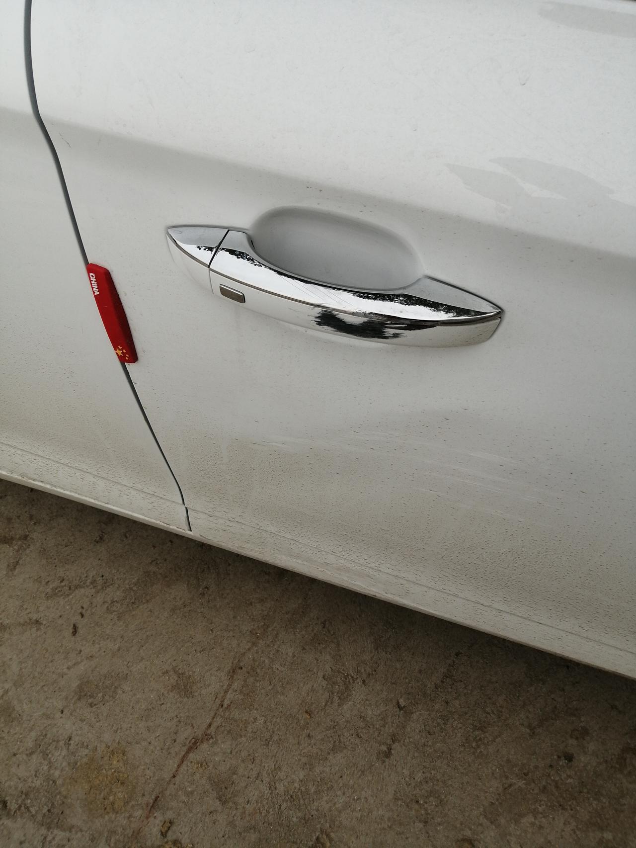 荣威i5 我的车买了一个多月  两千多公里   前两天右前门凸出来的地方查瘪了  还有门把手擦掉漆了  请问各位友友们修