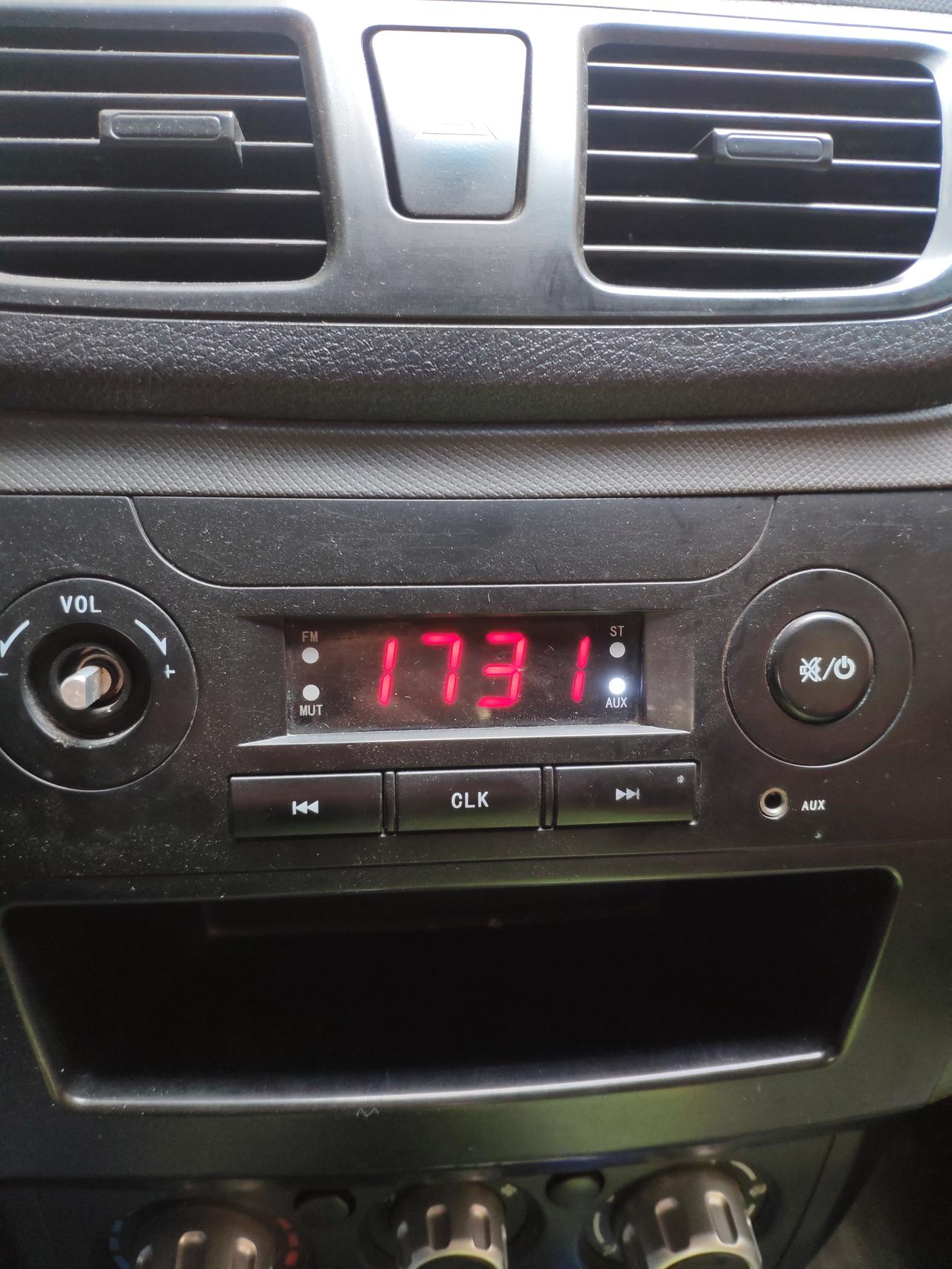 东风小康C32这个收音机，开机就在AUX上，怎么调成收音机FM模式