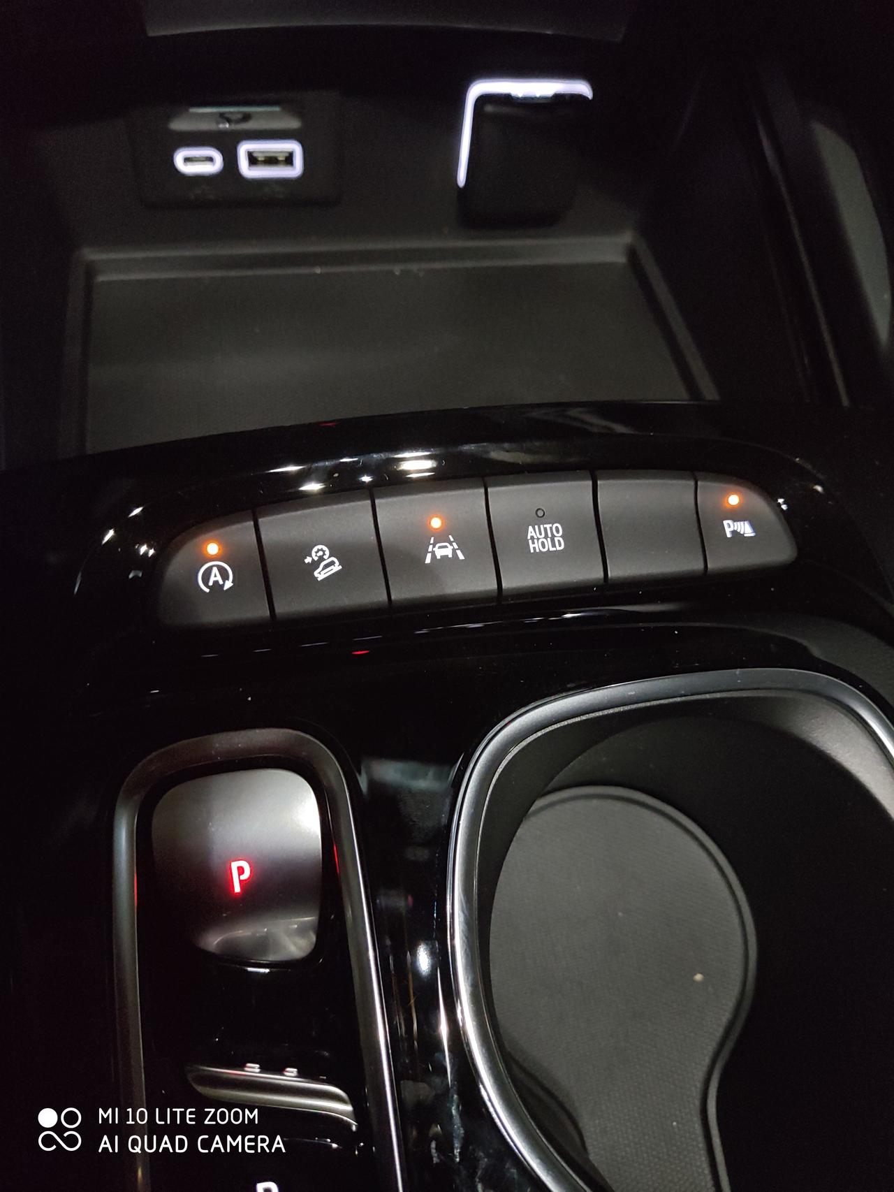 别克昂科威 车子启动后收音机自动开启，杂音一直响，能否默认关闭？另外图片中最左边那个A按钮是啥意思？