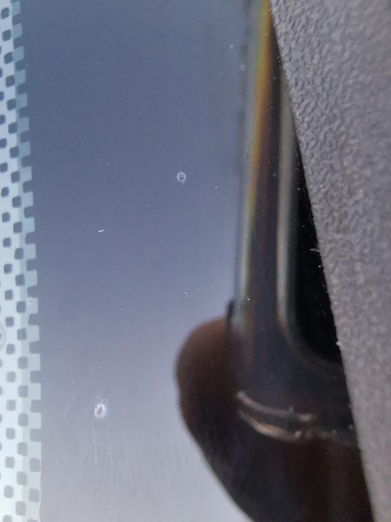 长安CS75 PLUS 新车，前挡风玻璃和天窗上布满了很多小白点，用手机微距模式拍了几张照片如下，有人说是铁粉，有人说是