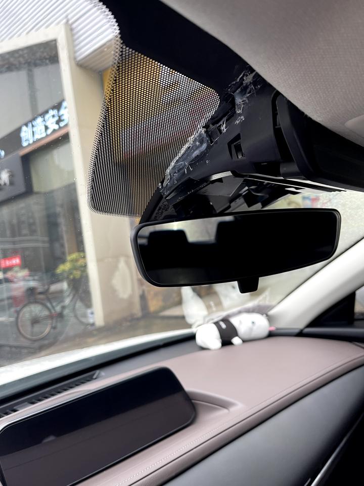 马自达CX-30 有人安装行车记录仪把前挡风玻璃上自带的塑料卡扣搞断了的吗？谁知道怎么解决吗？4S店说只能换玻璃，没有其